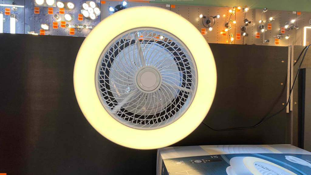 Im Test: Frontansicht eines LED-Deckenventilators.