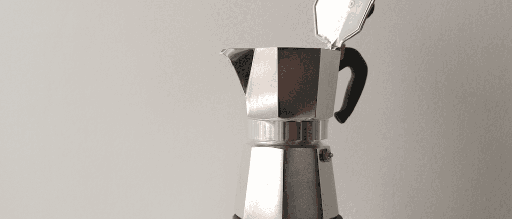 giannini-espressokocher-test: Geöffneter Espresso-Kocher vor grauem Hintergrund