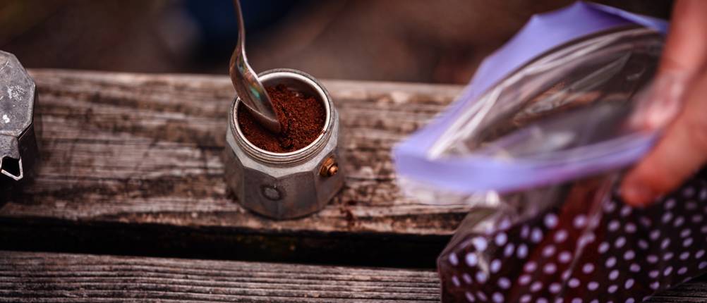 Giannini-Espressokocher im Test: Espresso wird draußen in einen Espressokocher gegeben.