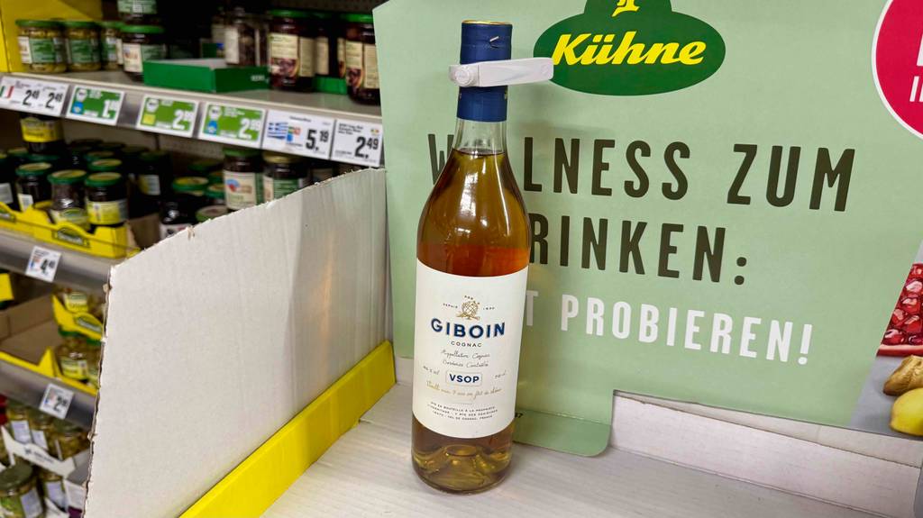 Im Test: Eine Flasche Cognac-VSOP steht in einem Werbeaufsteller.