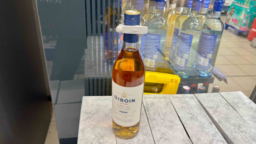 Eine Flasche Cognac-VSOP steht zum testen auf mehreren Weinkartons.