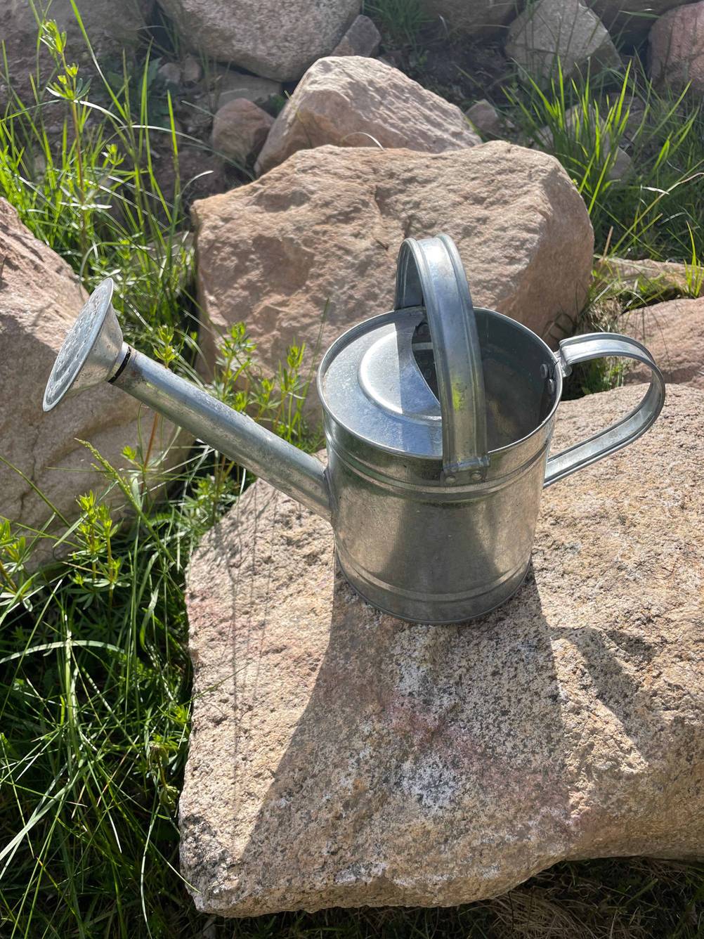 Gießkanne getestet: Ein Produkt von schräg oben auf einem Stein.