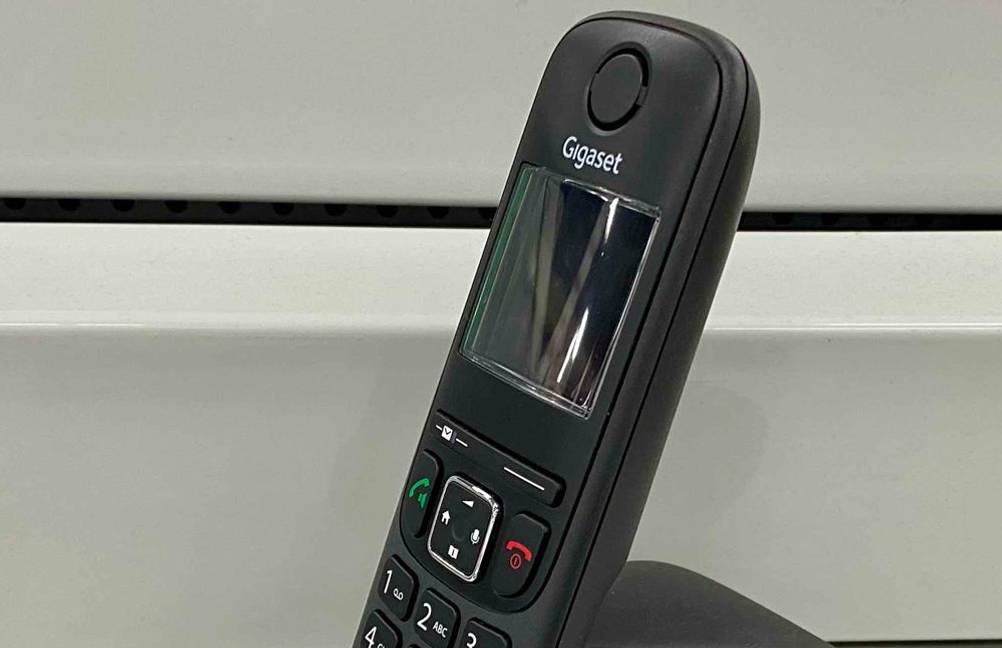 Schnurloses Telefon mit Anrufbeantworter von Gigaset im Test: Telefon befindet sich auf hellem Untergrund.