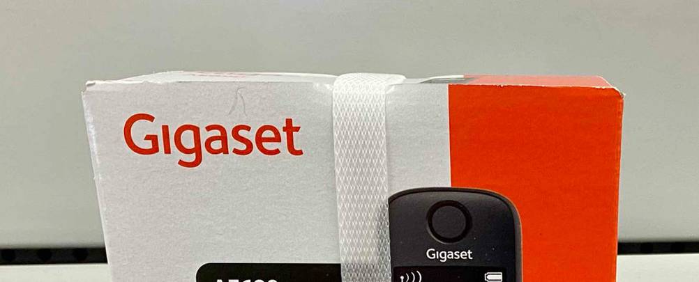 Zwei Exemplare des getesteten schnurlosen Telefons mit Anrufbeantworter von Gigaset befinden sich verpackt und unverpackt nebeneinander.