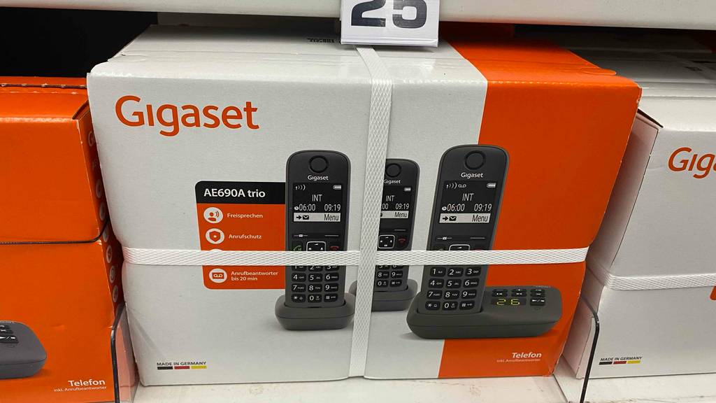 Schnurloses Telefon-Trio im Test: verpackte Geräte von Gigaset stehen im Regal.