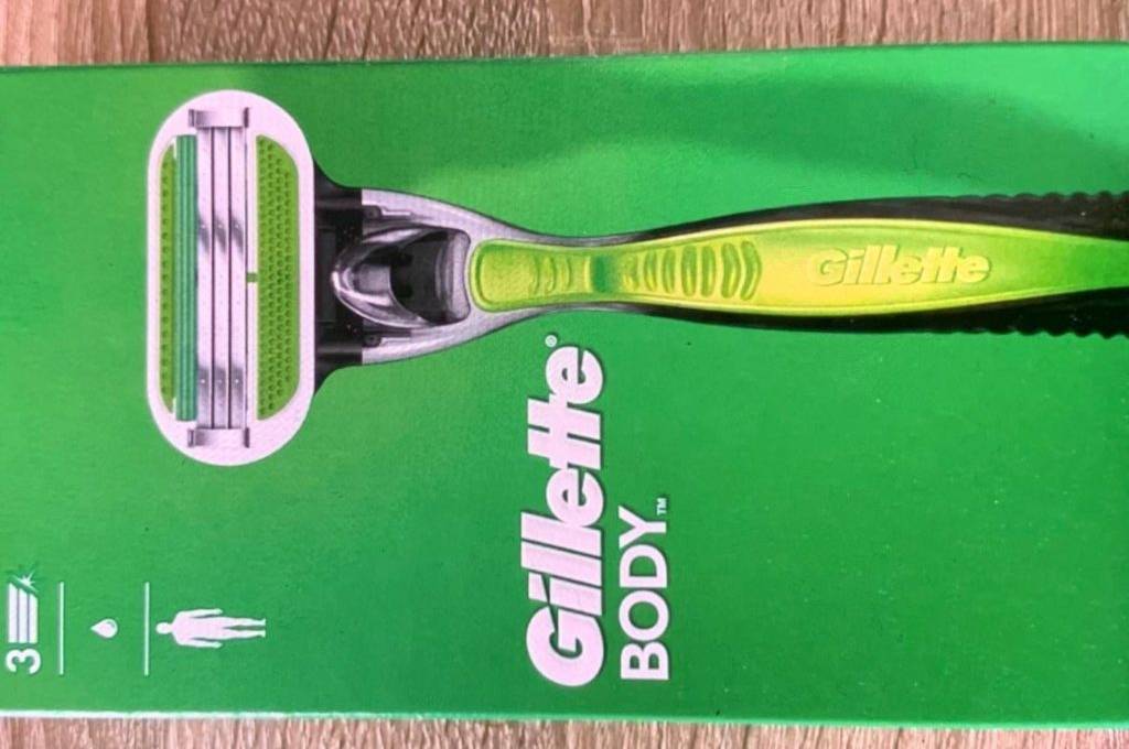 Nahaufnahme der grünen Verpackung eines Gillette Body Körperrasierers im Test.