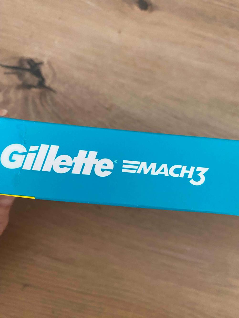 Seitenansicht der Verpackung der getesteten Gillette-Rasierklingen.