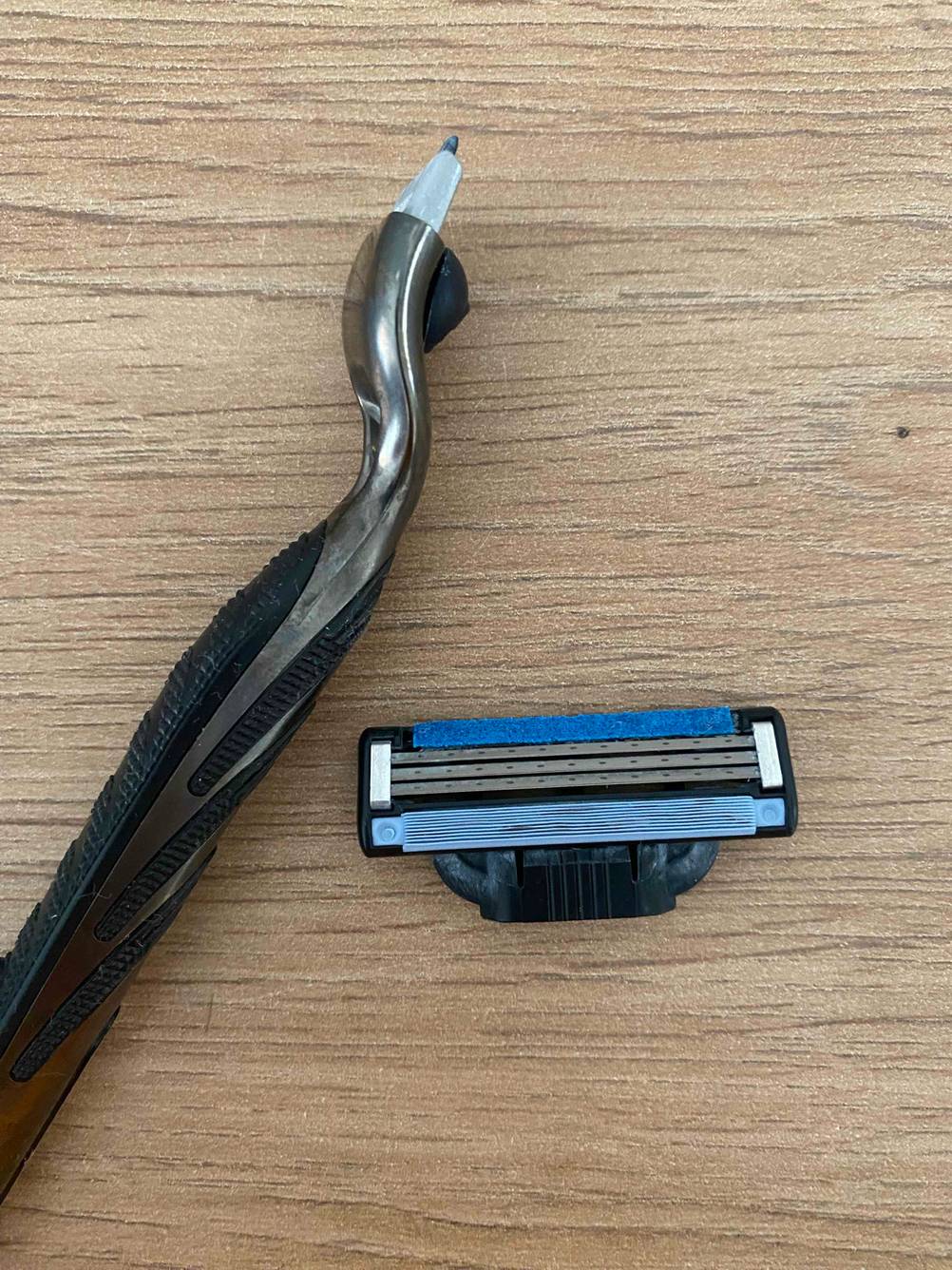 Gillette-Rasierklingen getestet: Eine Klinge neben dem Rasierer.