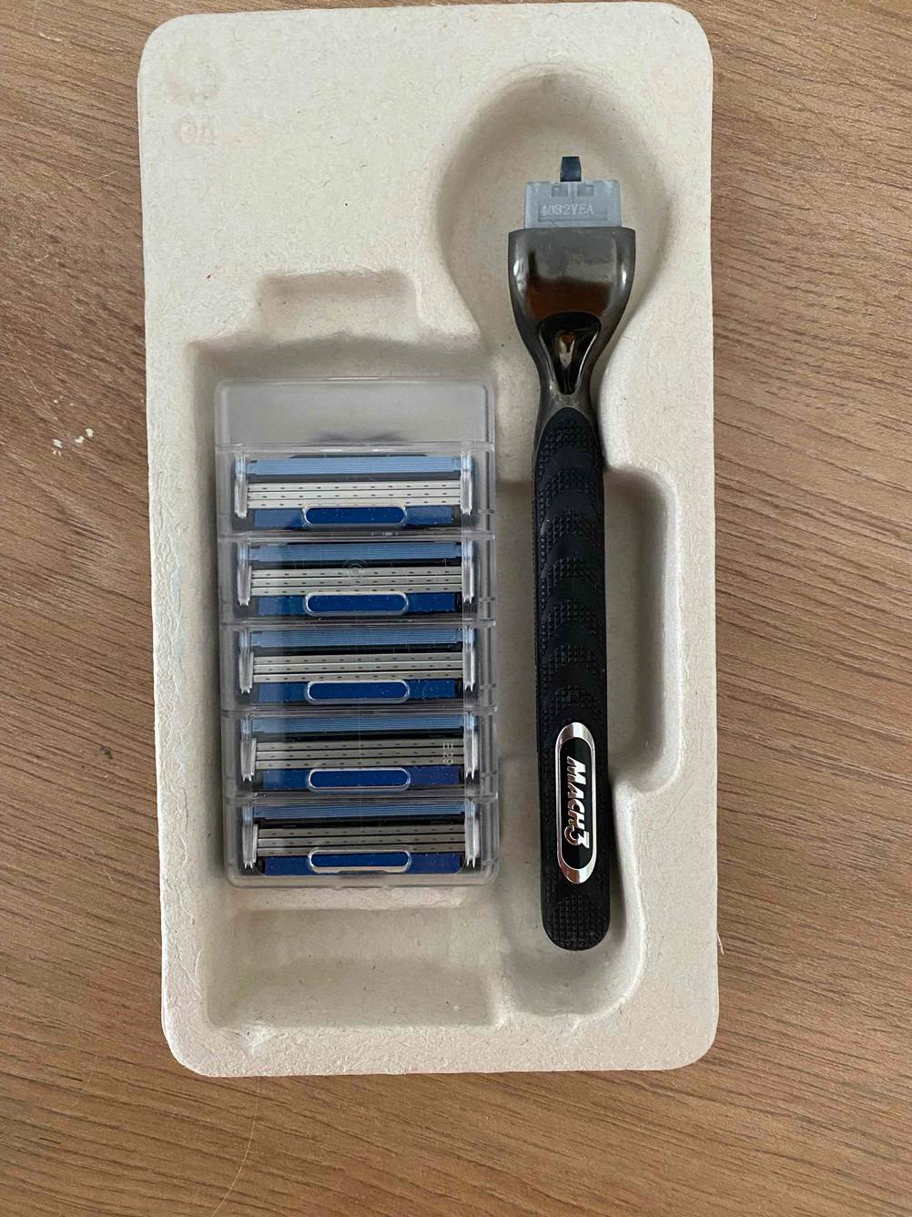 Gillette-Rasierklingen im Test: Inhalt der Packung mit Rasierer und Klingen.