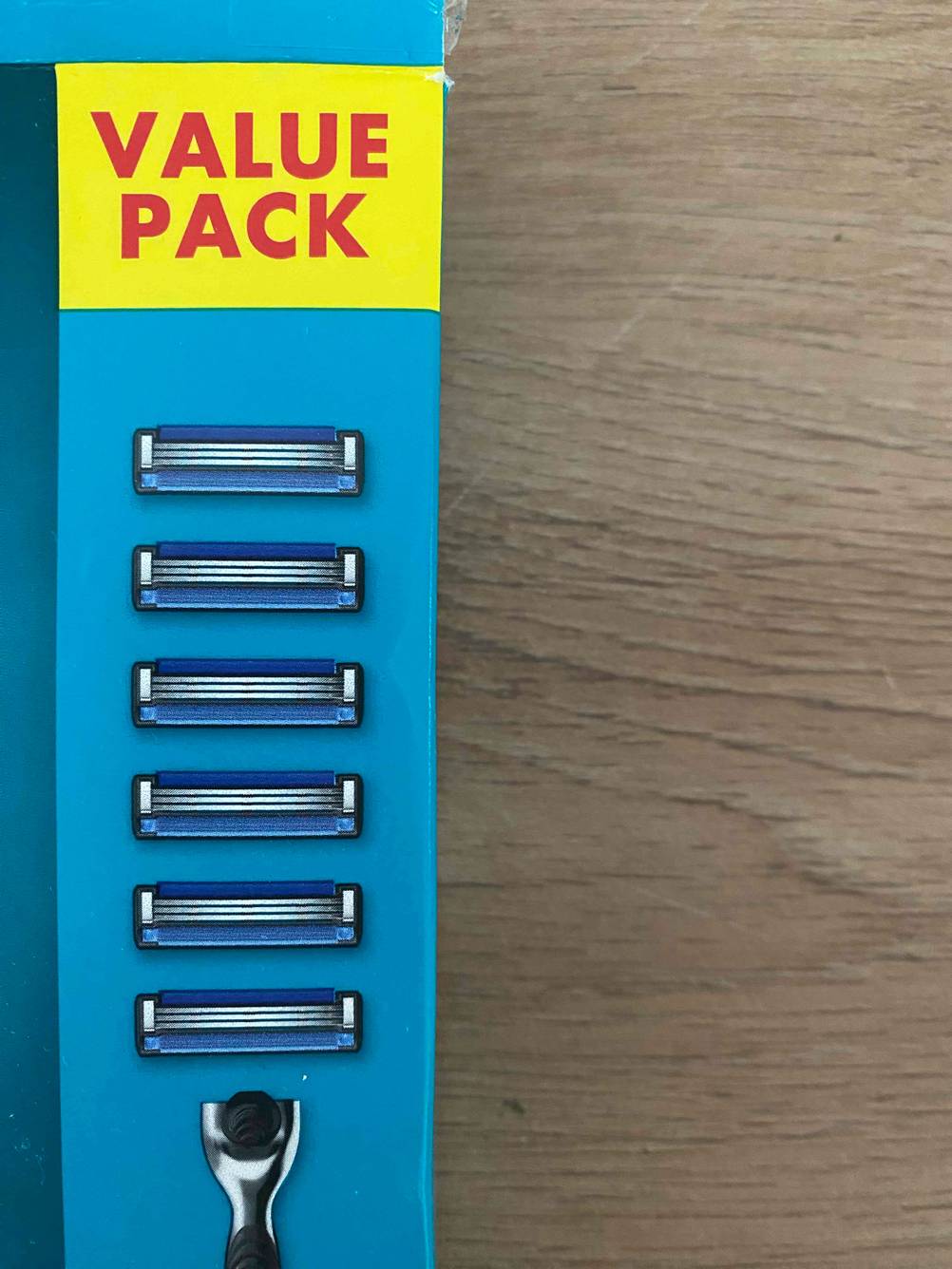 Gillette-Rasierklingen getestet: Nahaufnahme der Verpackung mit Informationen.