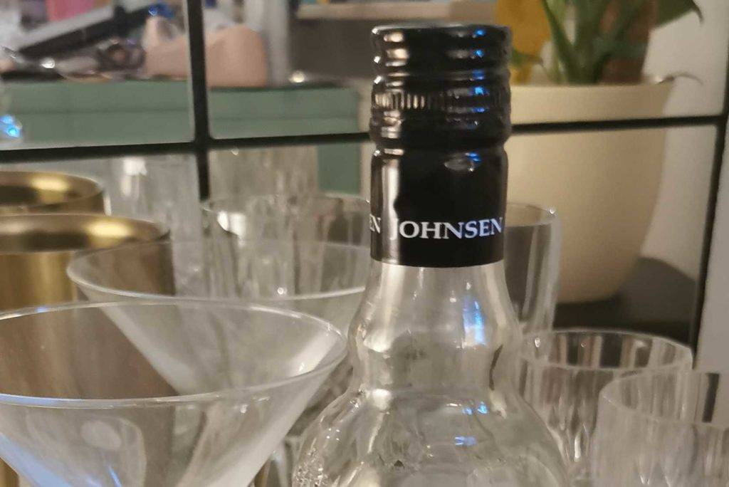 gin mit gläsern
