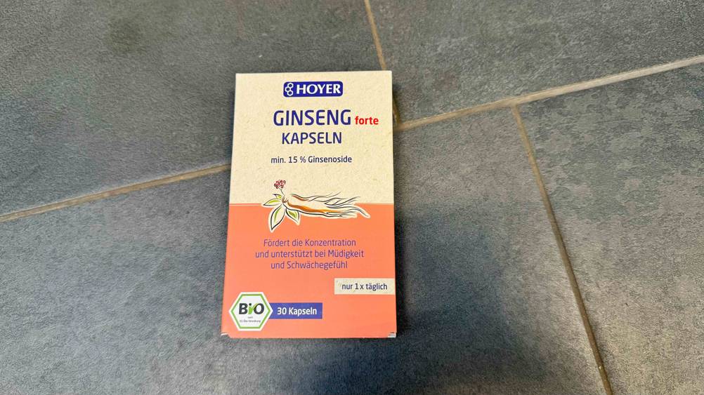 Getestet: Eine Packung Ginseng-Kapseln liegt auf einem Fließenboden.