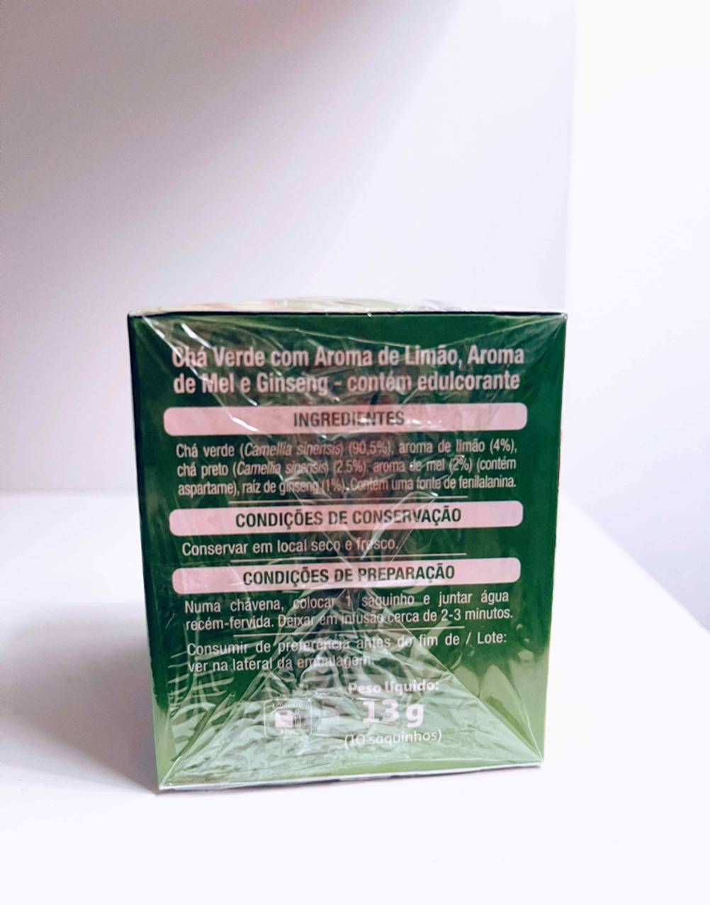 Rückseite einer Packung Ginseng-Tee im Test mit Inhaltsstoffangaben. 