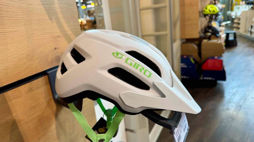 Seitenansicht des Giro Fahrradhelm im Test auf einem Ständer an der Wand.