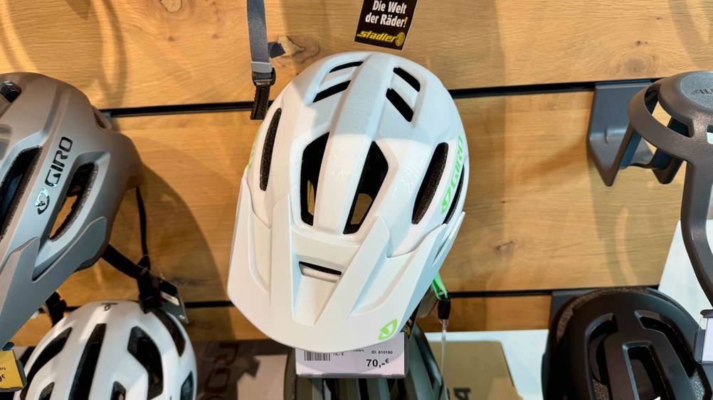 Giro Fahrradhelm getestet: Ein Helm von oben auf einem Ständer in einem Verkaufsregal.