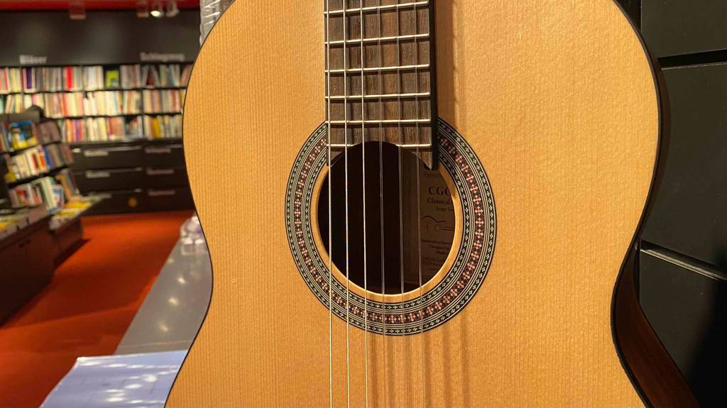 Das Schallloch von einer getesteten Gitarre.