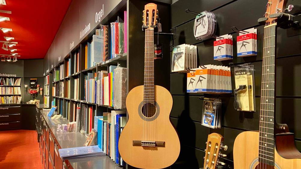 Eine getestete Gitarre befindet sich in einem Geschäft.