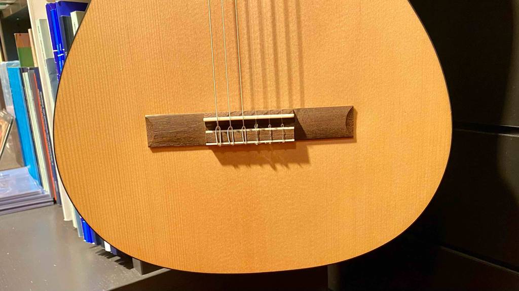 Der Steg von einer getesteten Gitarre in Nahaufnahme.