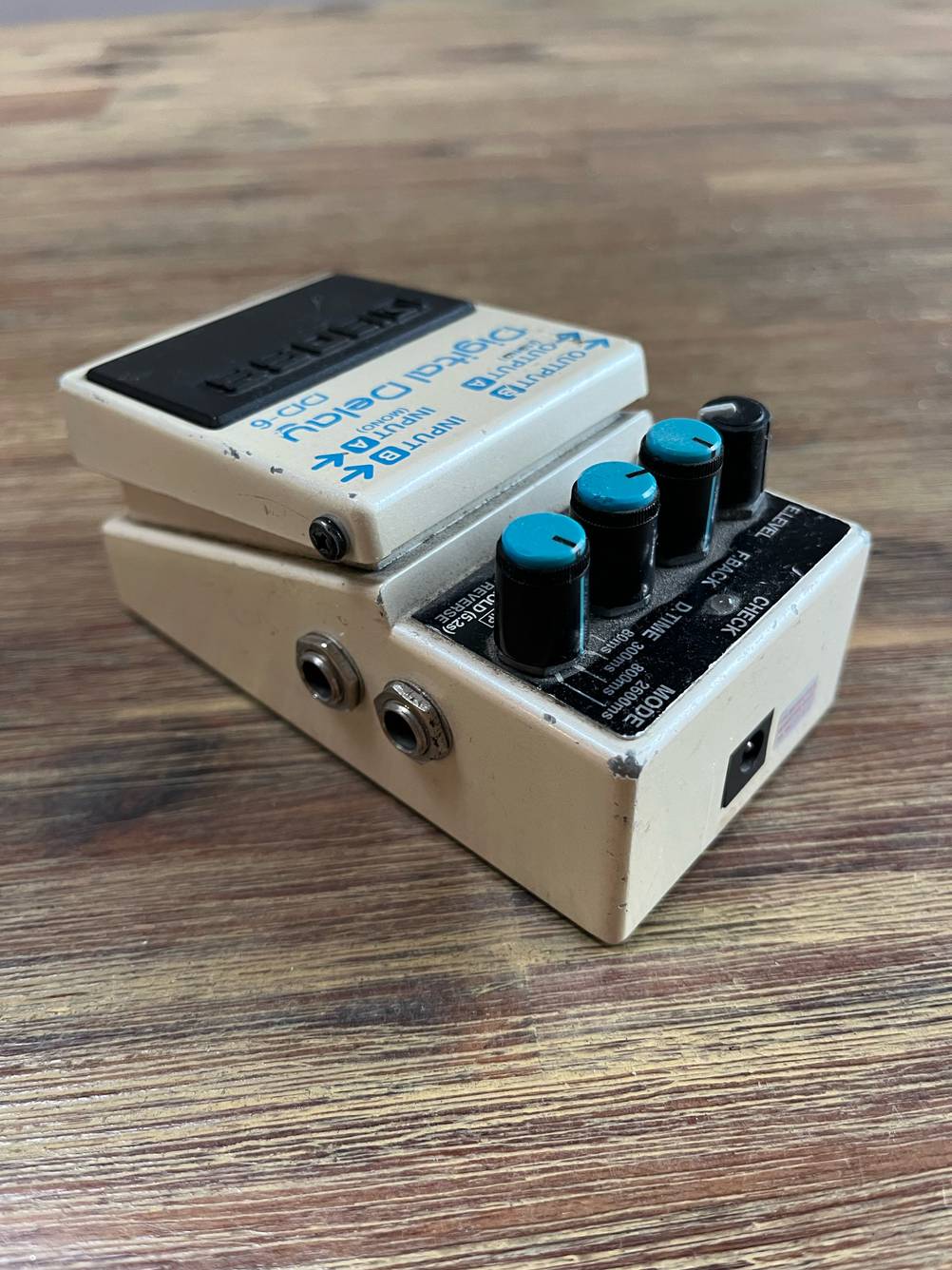 Gitarren-Effektgerät getestet: Ein Gerät von schräg vorne auf einem Holzboden.