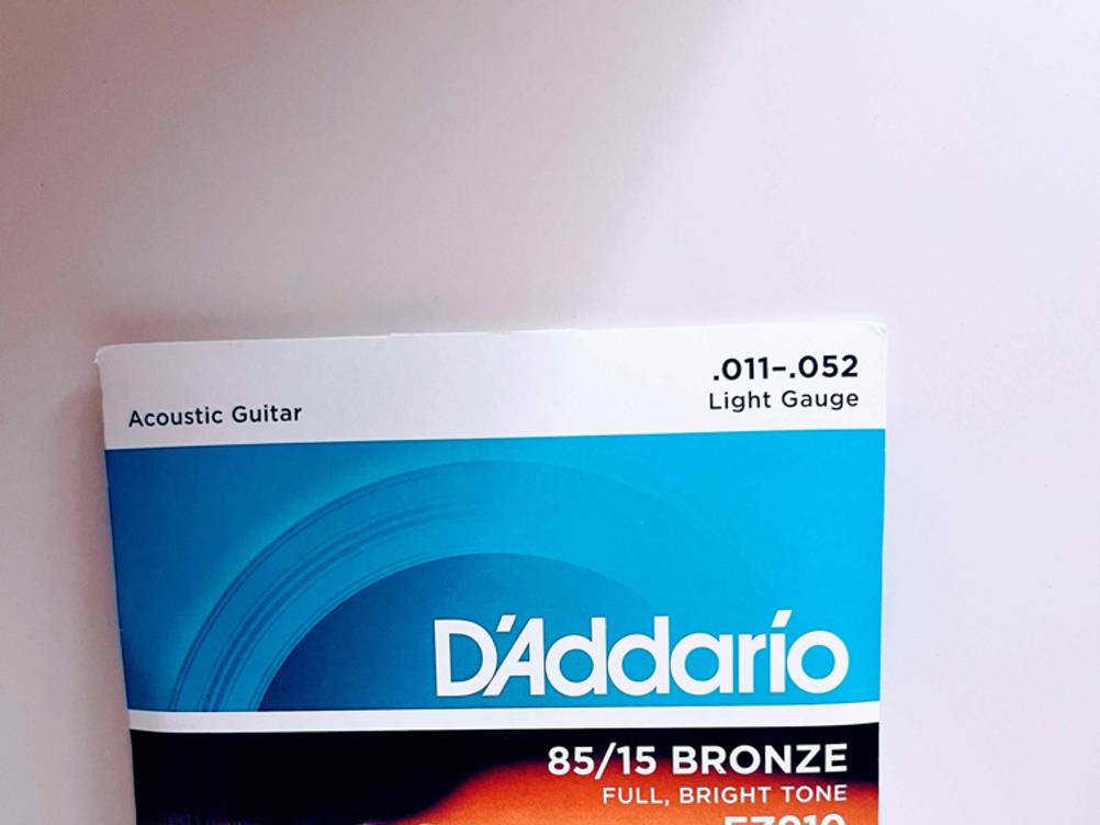 Gitarrensaiten im Test: Nahaufnahme der Vorderseite der Verpackung mit Informationen und Logo.