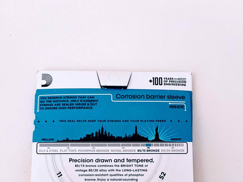 Gitarrensaiten getestet: Nahaufnahme der Rückseite mit Informationen vor einer hellen Fläche.