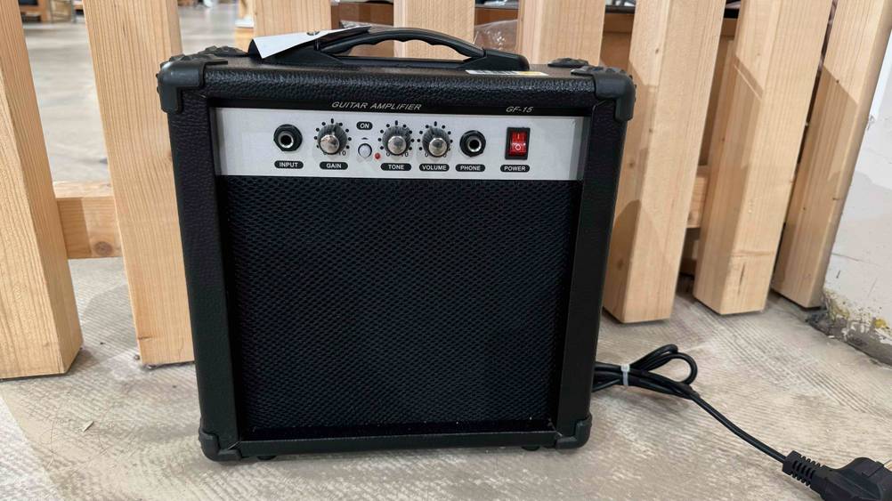 Gitarrenverstärker getestet: Ein Gerät von vorne mit Bedienelementen und Stromstecker.