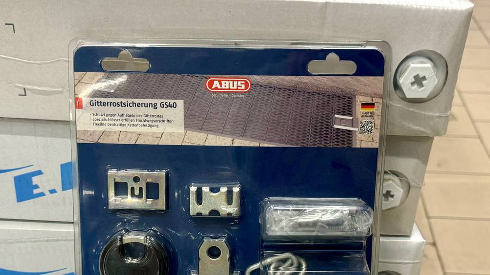 Gitterrostsicherung-Test: Nahaufnahme des Labels auf der Vorderseite mit Logo und Artikelbezeichung.