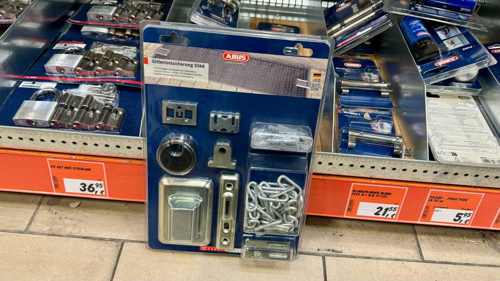 Gitterrostsicherung getestet: Ein Set steht originalverpackt vor einem Verkaufsregal.