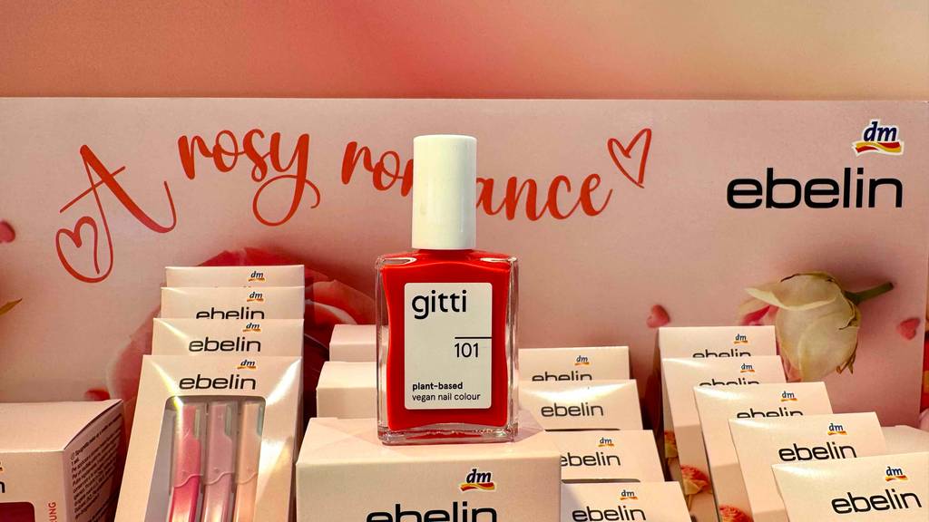 Roter veganer Nagellack im Test steht im Kosmetikbereich bei DM.