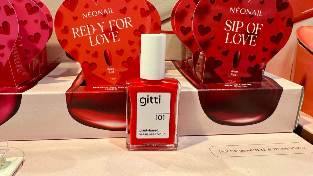 Getestet: Veganer Nagellack in Rot steht im Kosmetikbereich eines Drogeriemarktes.
