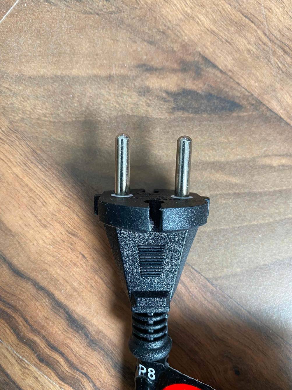 Glätteisen-Test: Nahaufnahme des Stromsteckers.