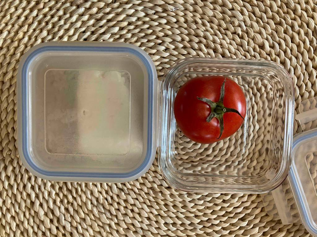 Frischhaltedosen-Glas-Test: zwei Glasdosen inklusive Tomate und Frischkäse auf einer beigefarbenen Bastmatte.