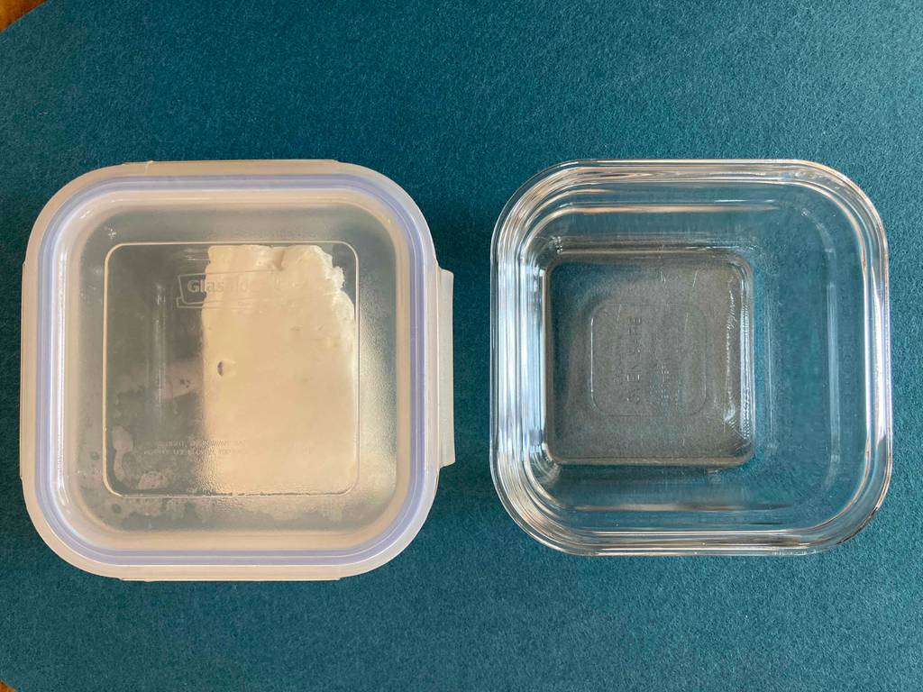 Frischhaltedosen aus Glas im Test: ein Modell inklusive Frischkäse auf einer blauen Oberfläche.