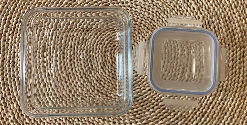 Glas-Frischhaltedosen im Test: zwei unterschiedliche große Modelle auf einer beigefarbenen Bastmatte.