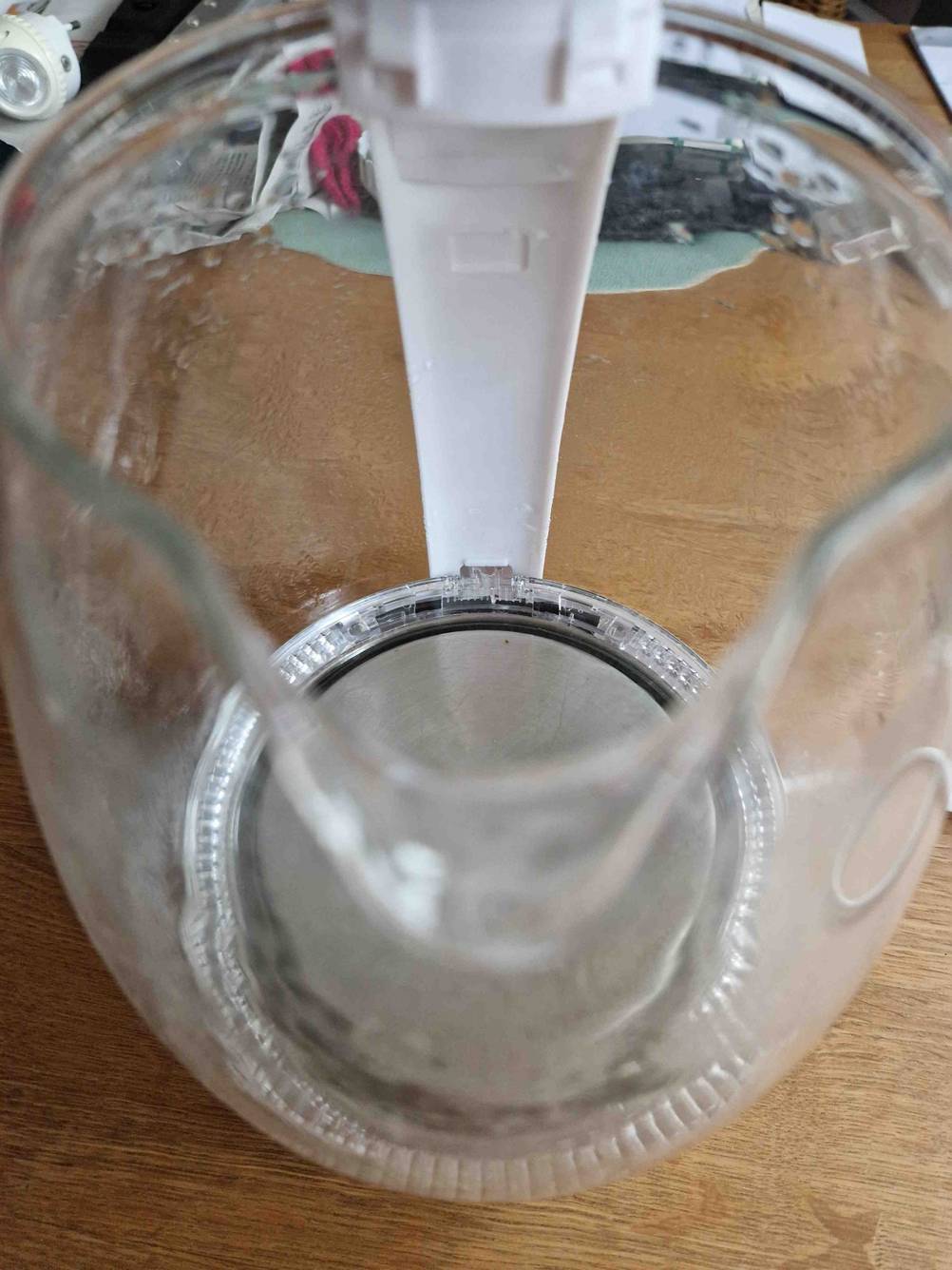 Nahansicht in das Innere des Krugs von oben eines getesteten Glas-Wasserkochers.