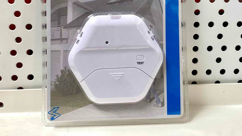 Nahaufnahme des getesteten Glasbruchmelders in seiner transparenten Originalverpackung.