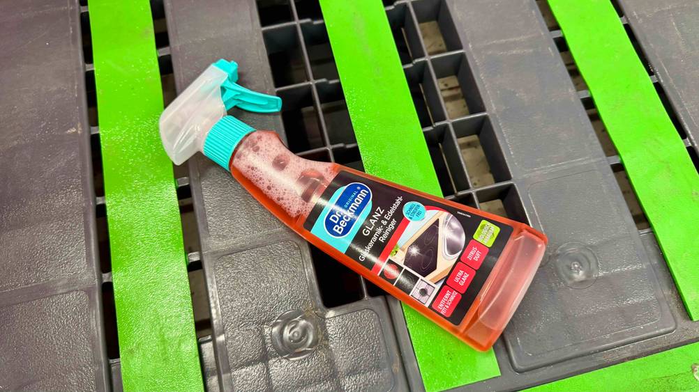 Glaskeramik-Reiniger getestet: Eine Flaschen von schräg oben auf einer Plastikpalette.