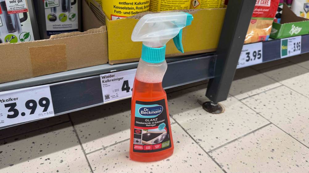 Glaskeramik-Reiniger getestet: Eine Flasche von vorne vor einem Verkaufsregal mit Preisschildern.