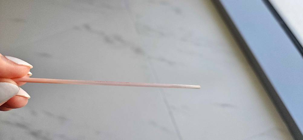Im Test: Seitenansicht einer Glasnagelfeile von einer Hand zwischen den Fingern gehalten.