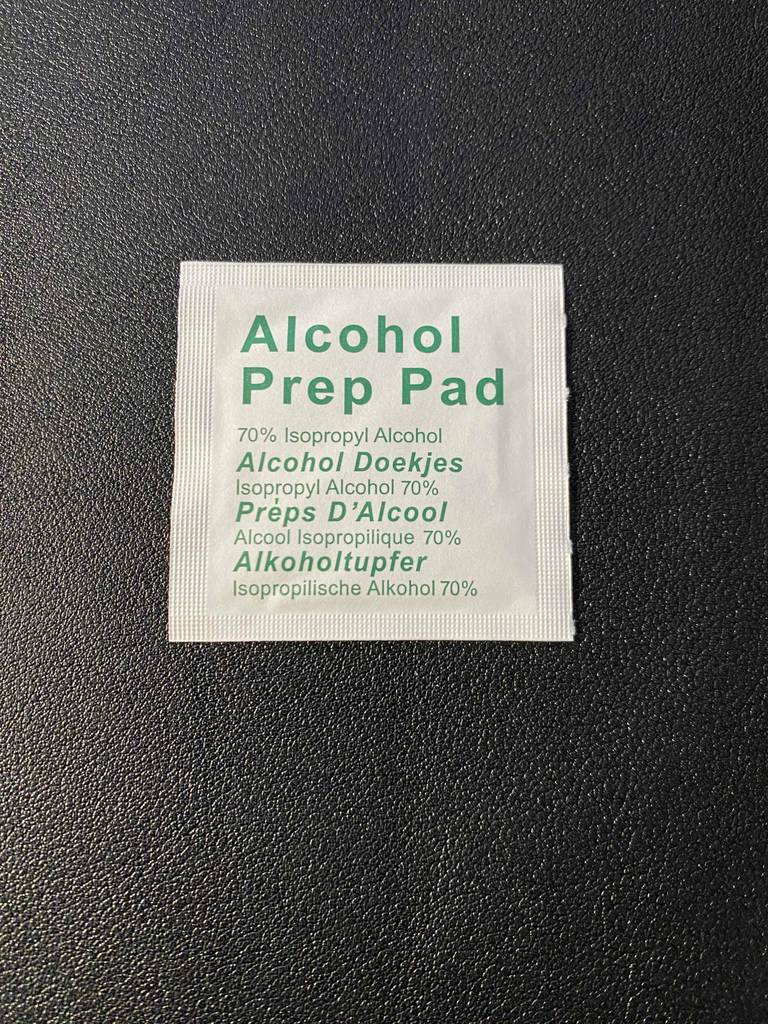 iPhone-12-Pro-Panzergläser im Test: Nahaufnahme eines eingepackten Alkoholtupfers aus dem Panzerglas-Set.