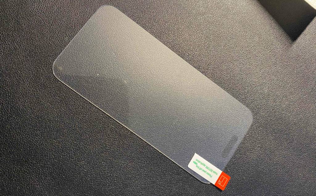 Ein neues iPhone 12 Pro Panzerglas im Test liegt auf einem schwarzen Untergrund.
