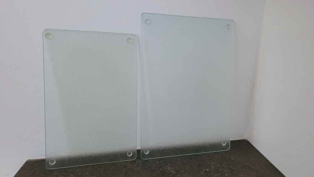 Gesamtansicht von zwei unterschiedlich großen getesteten Schneidebrettern aus Glas.