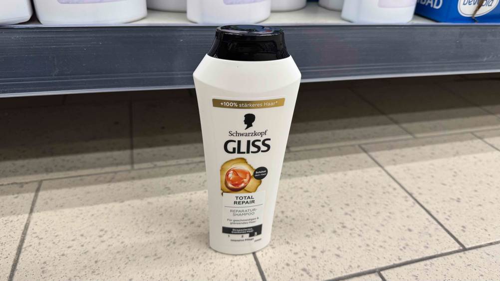 Gliss-Kur-Shampoo-Test: Eine Flasche steht vor einem Verkaufsregal am Boden.