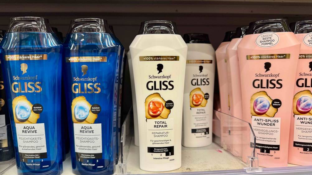 Mehrere Flaschen des getesteten Gliss-Kur-Shampoos in einem Verkaufsregal neben anderen Produkten.