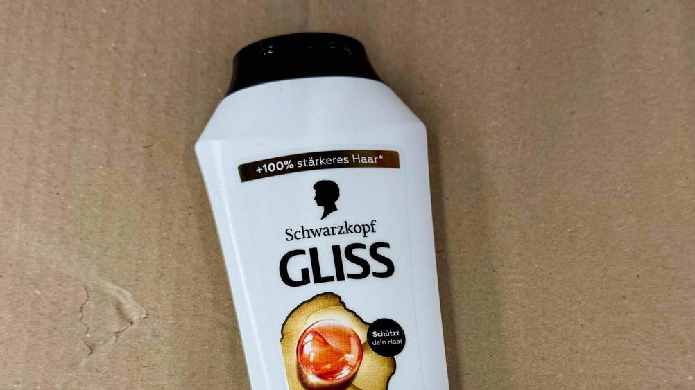 Gliss-Kur-Shampoo getestet: Nahaufnahme der Vorderseite der Packung mit Logo.