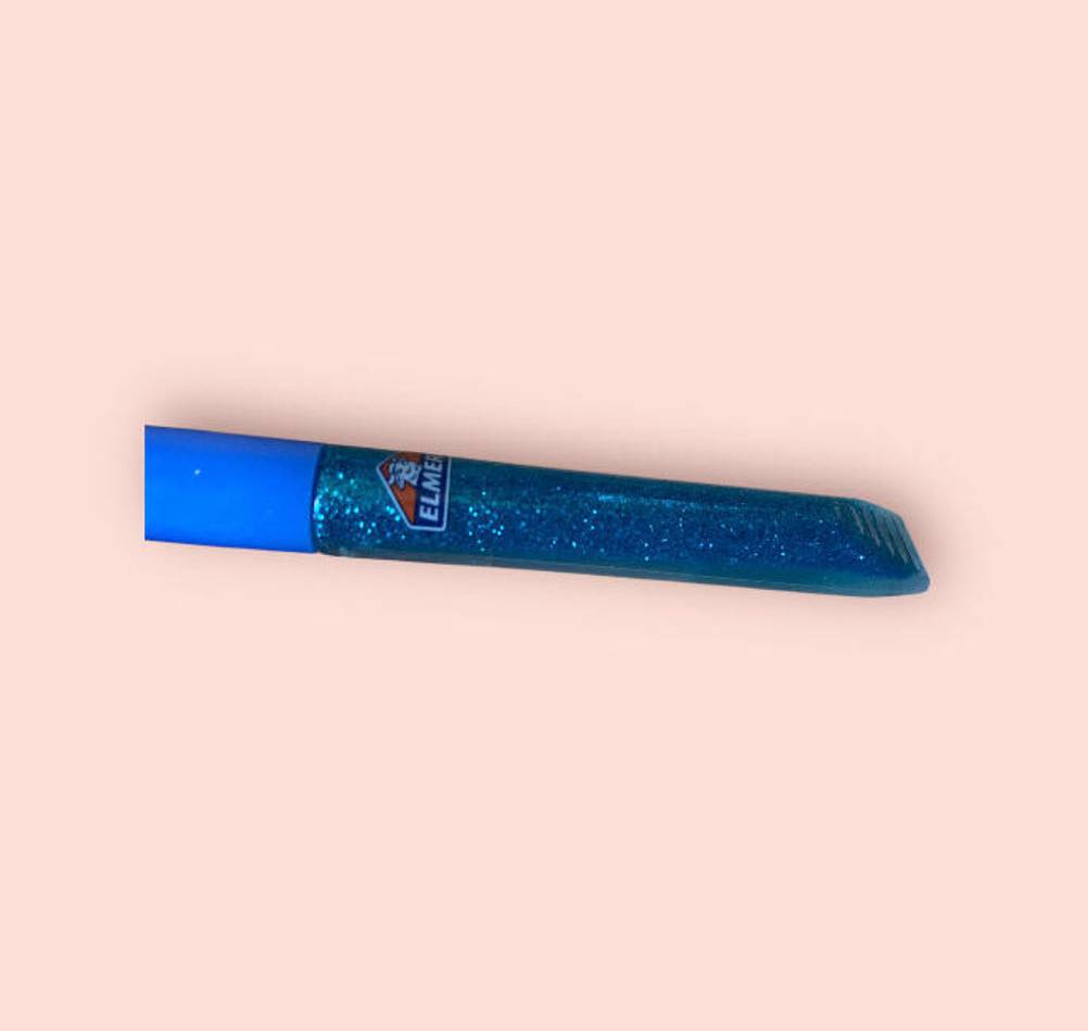 Glitzerstifte getestet: Ein blauer Stift auf einer hellen Fläche.