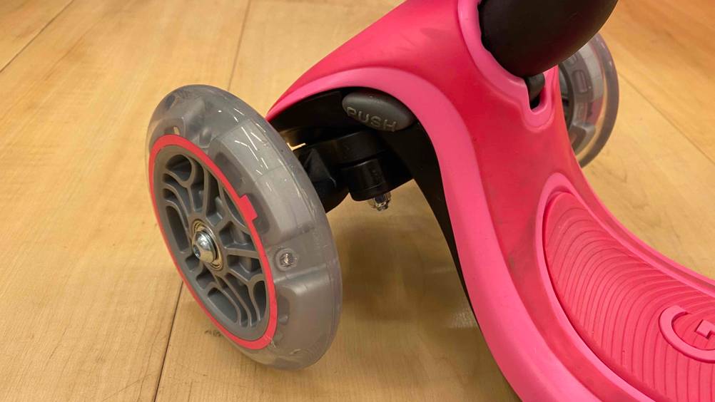 Getestet: Reifen eines Kinderrollers in Nahansicht.