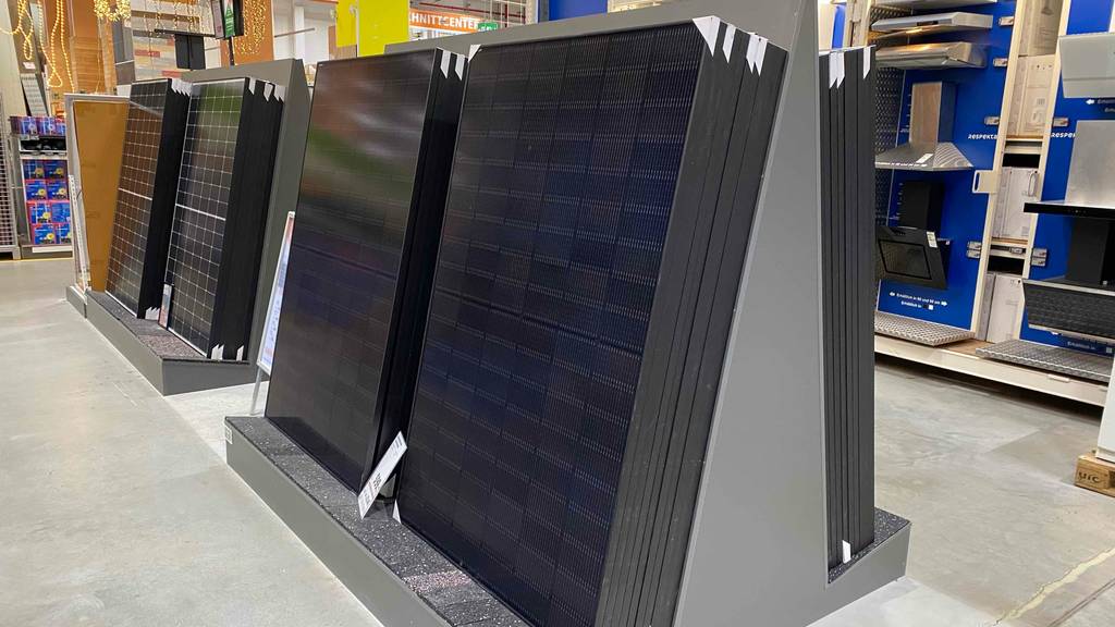 Mehrere Platten für das Balkonkraftwerk stehen neben- und hintereinander in einem Verkaufsraum.