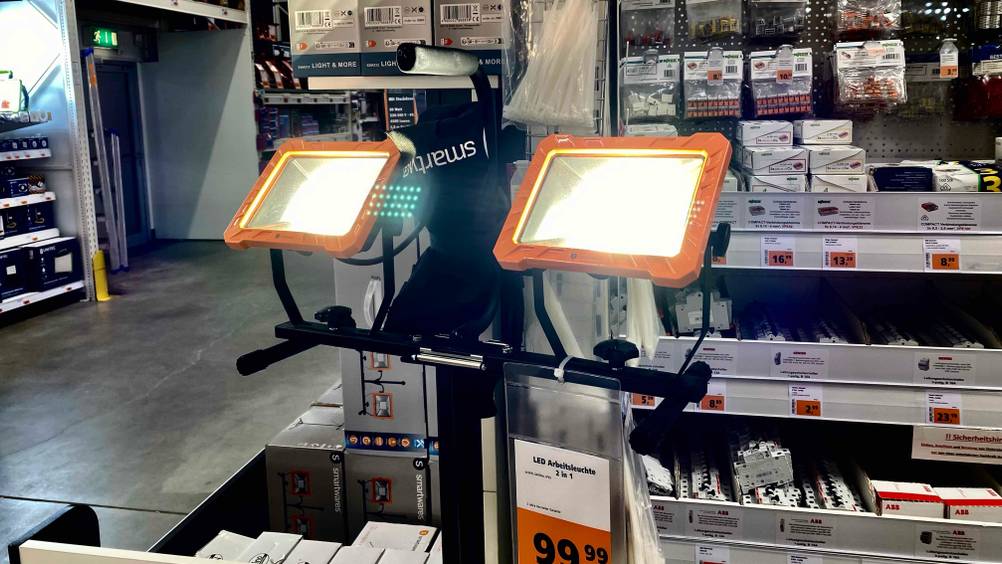 LED-Baustrahler mit Stativ getestet: Nahaufnahme der zwei Strahler mit Preisschild.
