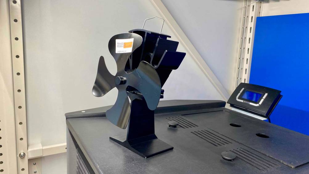 Getestet: Ein Ofenventilator von schräg seitlich auf einem Ofen.
